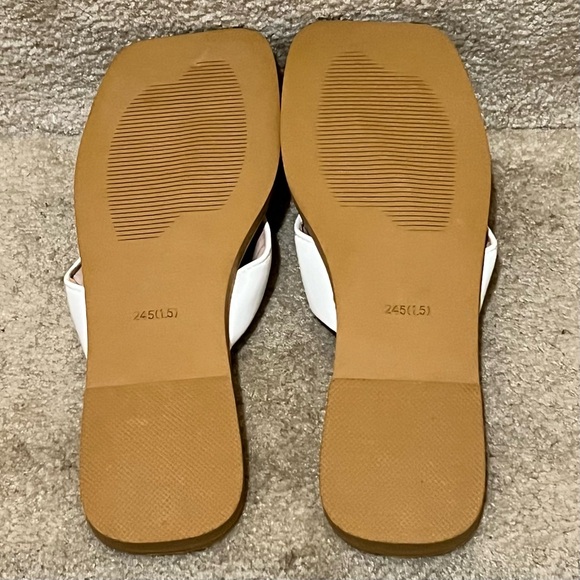 Micas Thong Sandals White Size 8 NWT - Picture 7 of 9